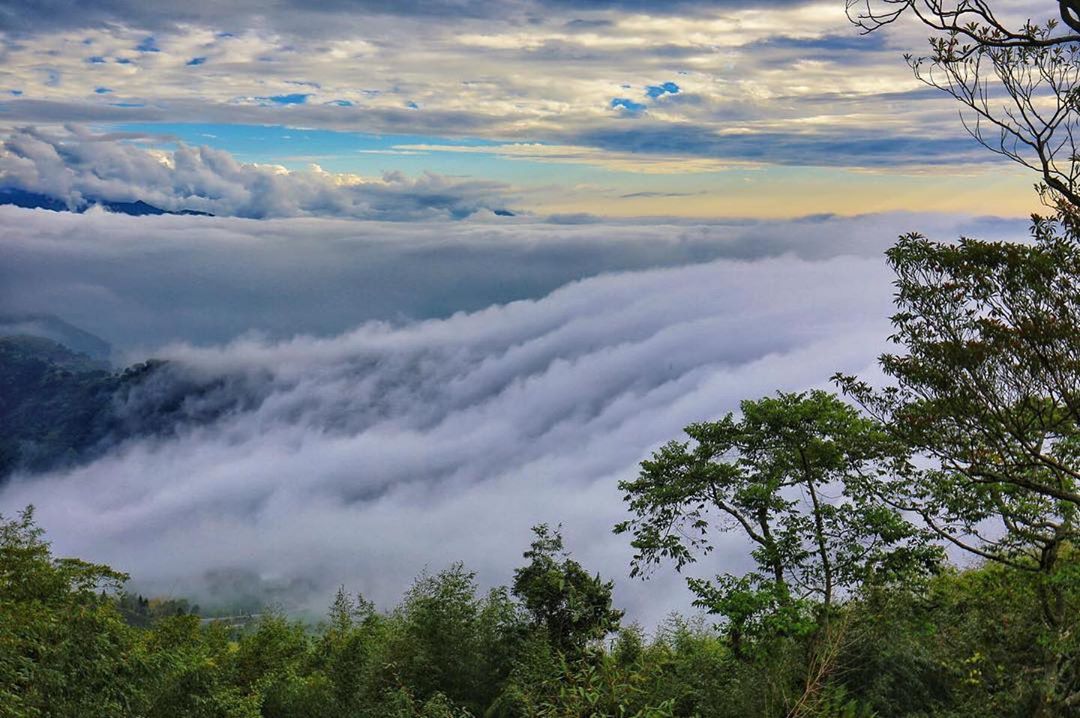 ⛰隙頂阿里山不可錯過之一絕對有雲海雲瀑啊！但可以看到這麼壯觀的景色真的也不容易，好幸運-感謝 @bb0901_tnupc 提供提供...