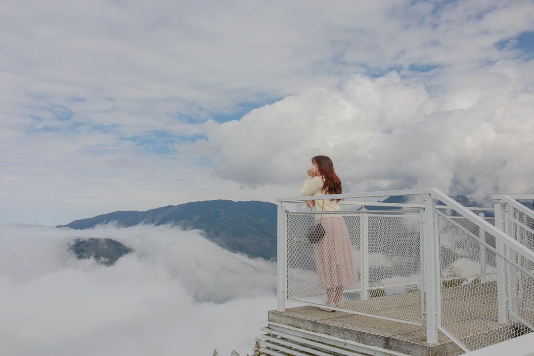 瑞峰1314觀景台當雲浪來襲，彷彿置身於仙境之中當天空晴朗，滿眼是一層層夢幻的茶園景色照片授權 @hoho147789 -⠀歡迎在...