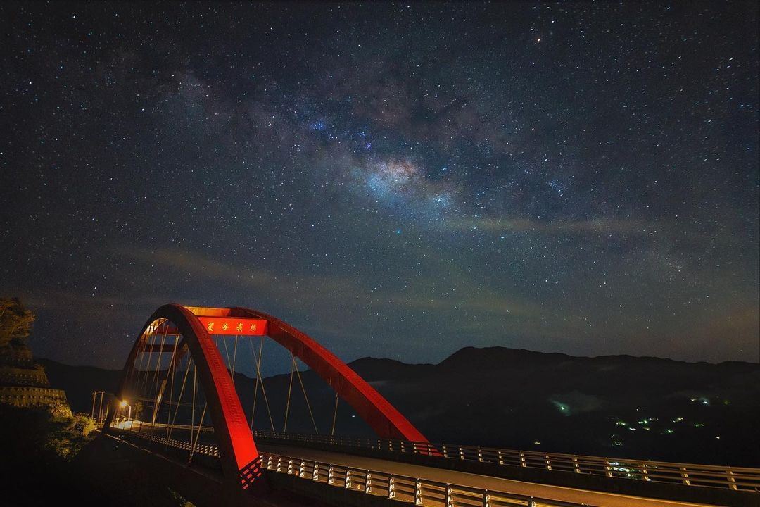 芙谷峩橋是觀星、觀銀河的絕佳點位，美麗的背後是一段艱辛的過程。照片授權 @su_jpg -⠀歡迎在您的貼文 #travelalis...