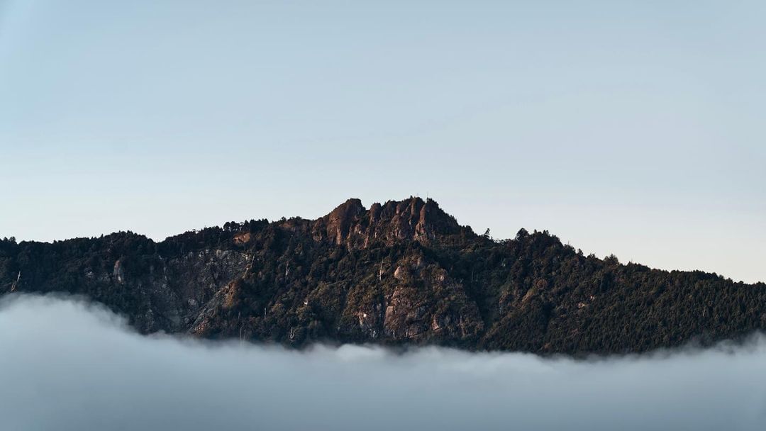 浮在雲霧上的山頭，望著山，心跟著沉澱照片授權 @themark162 -⠀歡迎在您的貼文 #travelalishan 或 @tr...