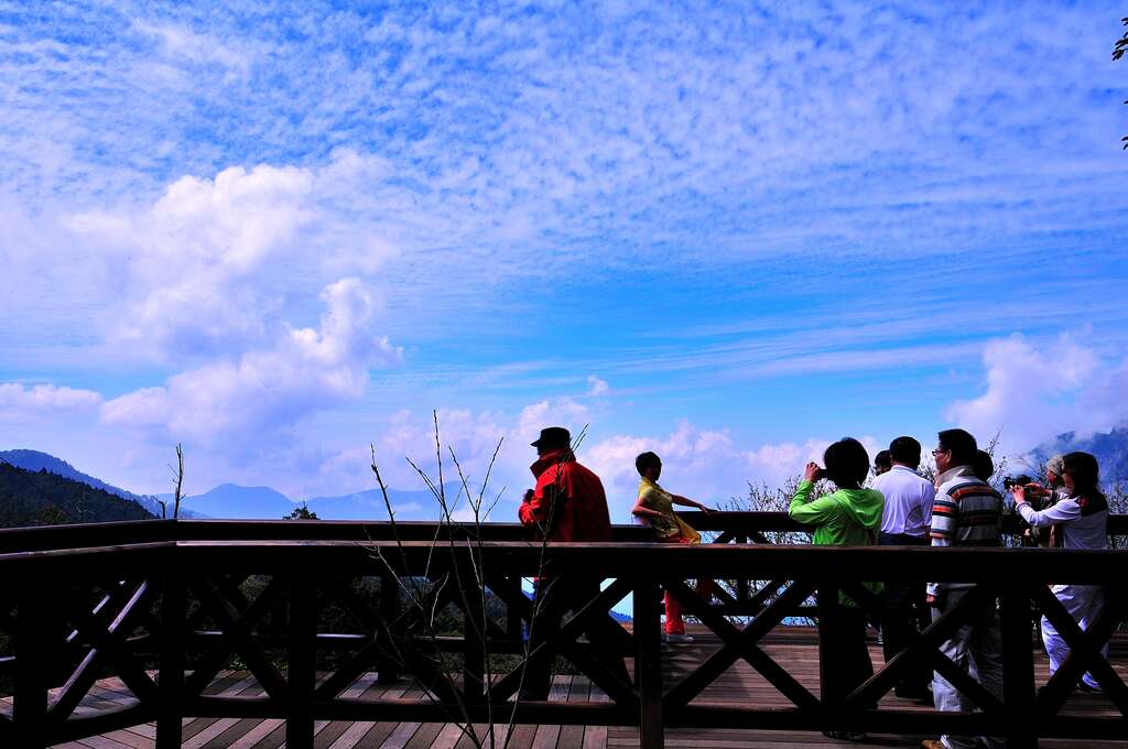 Viewing The Clouds From Ciyun Temple