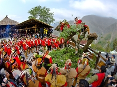 103-3-攝影比賽-特富野-優選獎(人文)-傅姀姮-鄒族祭典-砍神樹迎祖靈(一)