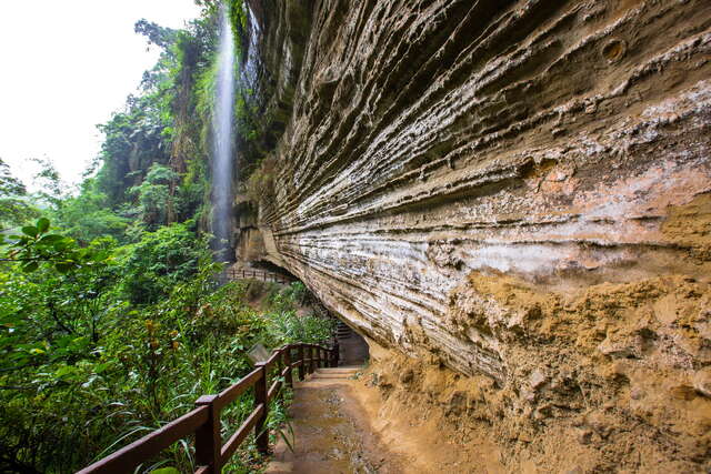 燕子崖奇特岩石型態，吸引旅客到訪