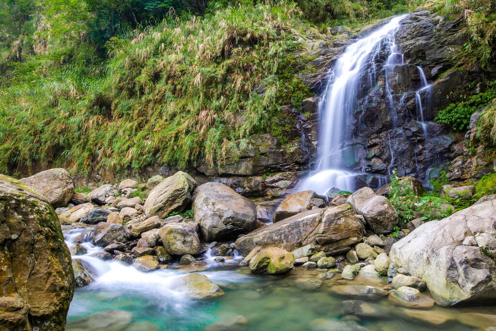 觀音瀑布風景區不須攀爬，輕鬆即可看見的瀑布美景