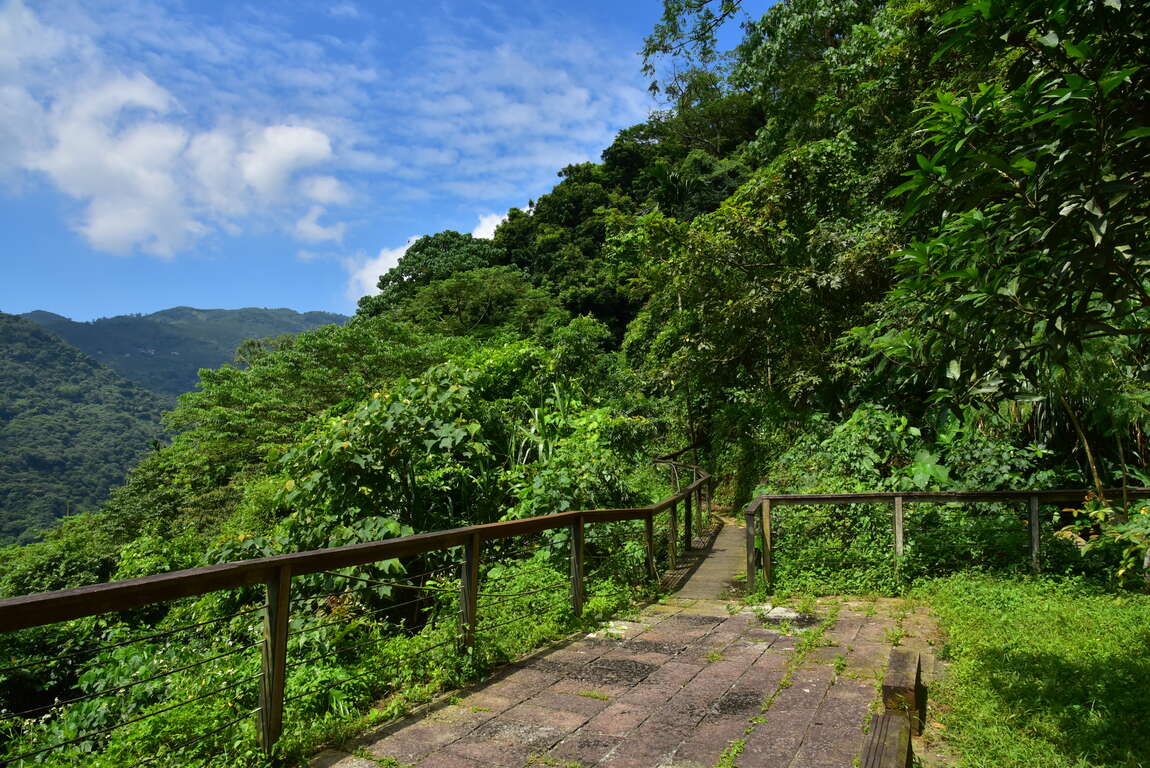 在山間鞍部，可觀賞周圍的山川地貌。