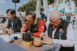 水土保持局南投分局分局長陳榮俊與處長洪維新手作體驗