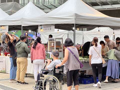 展區業者與民眾現場互動