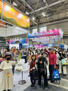 現場排隊品嚐愛玉的遊客