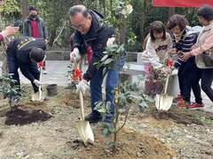 阿里山管理處處長帶領社區、遊客一同植樹