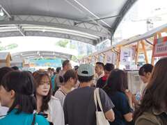 15.現場絡繹不絕的民眾