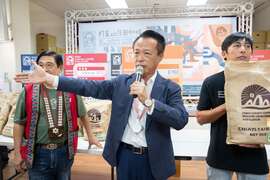 嘉義縣政府翁章梁縣長擔任拍賣官