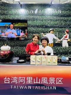 2023年大阪旅展現場花咲み荼合同会社與茶供足合影jpeg