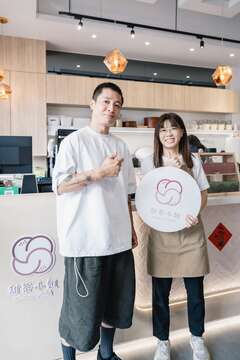 株式会社カフーツ カフェ新規事業部部長鶴見昂與甜茶小姐展開創新合作