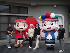 9.現場遊客與鄒族娃娃合影