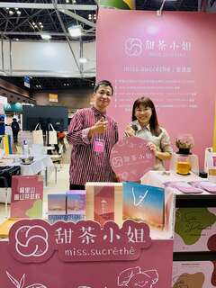 甜茶小姐與鶴見昂部長合影