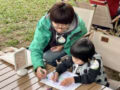 親子共同完成著色繪畫