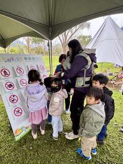 親子參與翻翻樂遊戲互動