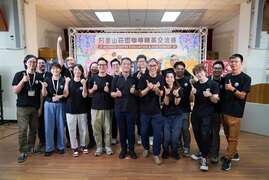 9阿里山管理處黃怡平處長及所有評審大合照