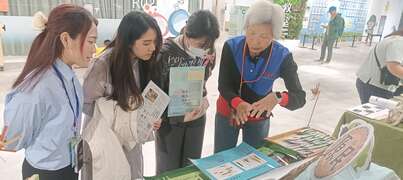 志工老師帶領民眾辨識不同竹種