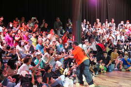 情歌王子-范逸臣熱情地與民眾互動