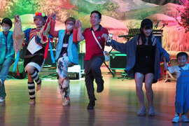 與現場觀眾互動