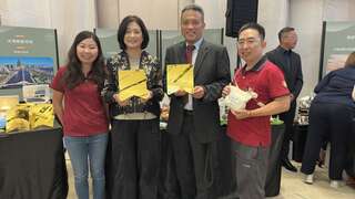 4-交通部觀光署陳玉秀署長及阿里山管理處黃怡平處長帶領遊憩科同仁出席觀光亮點獎頒獎現場合照