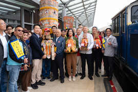 「台澎金馬海神媽祖」首次搭乘阿里山林業鐵路「栩悅號」觀光列車登上阿里山