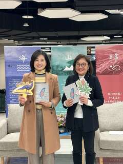 交通部觀光署署長陳玉秀及本書顧問王文靜合照