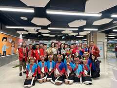 交通部觀光署署長陳玉秀與部落夥伴合照