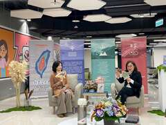 交通部觀光署署長陳玉秀及本書顧問王文靜發表記者會對談