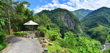 位於步道東北端的鳥占亭(黎彥均攝)