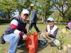 民眾開心領苗及闖關有獎徵答