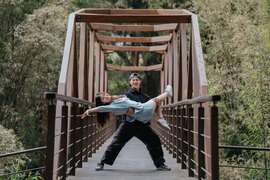 戀人在奮起湖肖楠母樹林跨橋合影