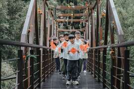 小小茶師與肖楠母樹林跨橋大合照