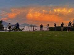 遊客欣賞夕陽美景_琥珀社咖啡莊園提供