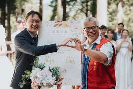 龔峰祥處長與高瑞芳鄉長共同簽署愛情書約