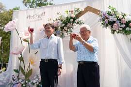 阿里山管理處龔峰祥處長與第一任鍾福松處長一同共襄盛舉