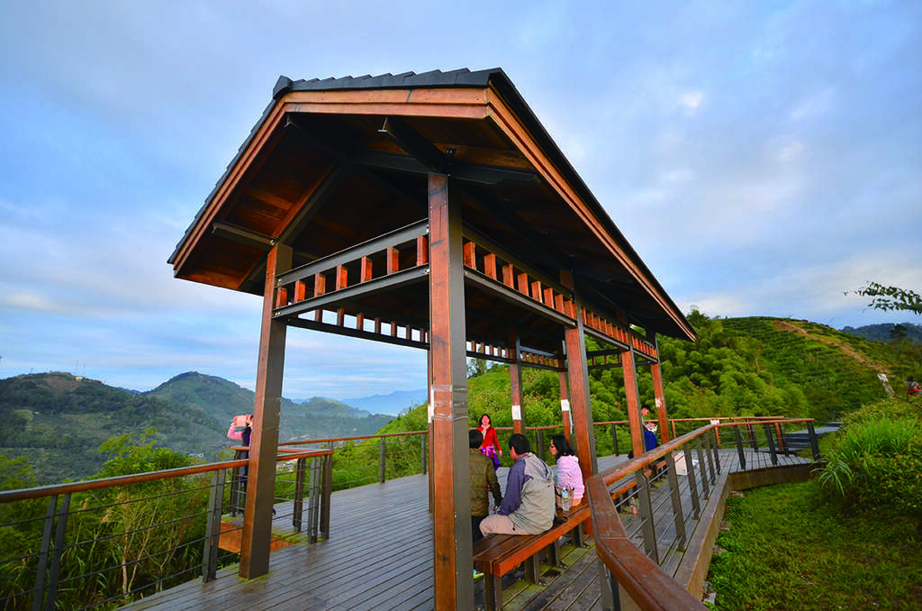 居制高點和山麓之間的觀景平臺及涼亭，可觀賞太平聚落及周邊的山巒