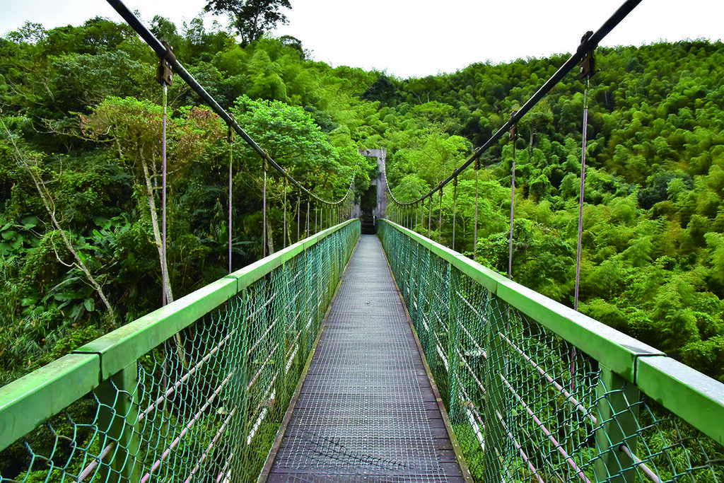 孝子路步道途經一座吊橋