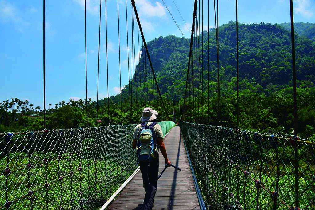 太興飛瀑途經吊橋