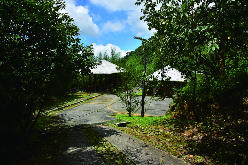 從停車場路口的產業道路，前往巨石坂最頂端的「巨石坂頂」，再沿一旁的步道而下，將會是完整體驗與觀賞巨石坂風貌的最佳路線