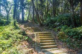 以天然花崗岩石板修築而成的步道