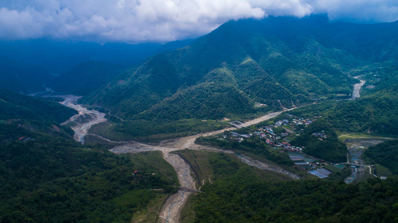 俯瞰豐山東南方的塔山尾稜岩壁