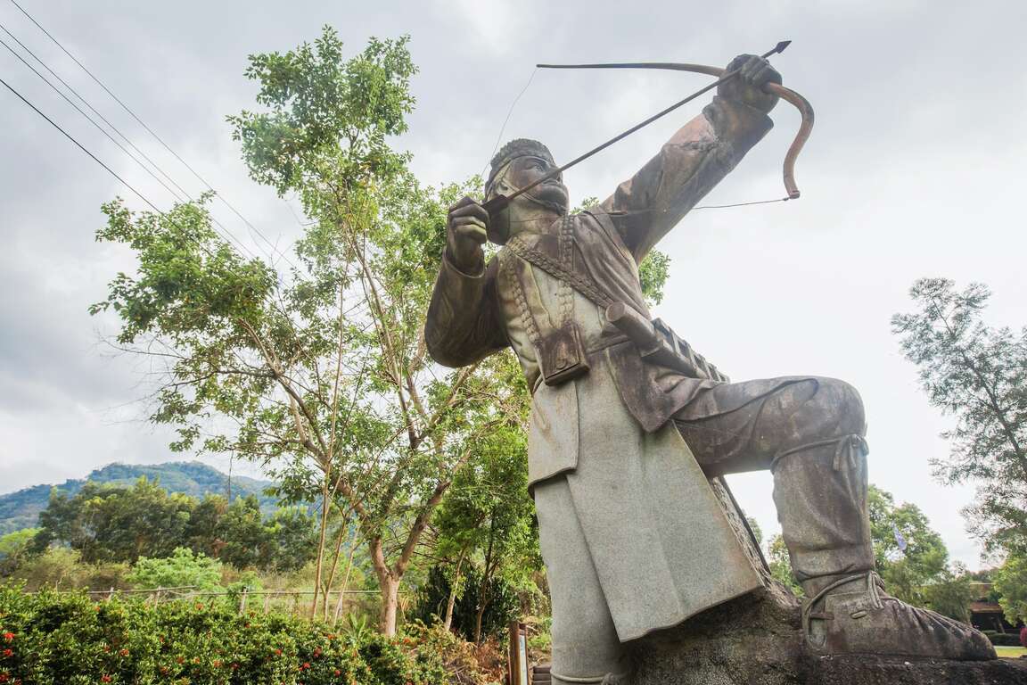 鄒族獵人雕像