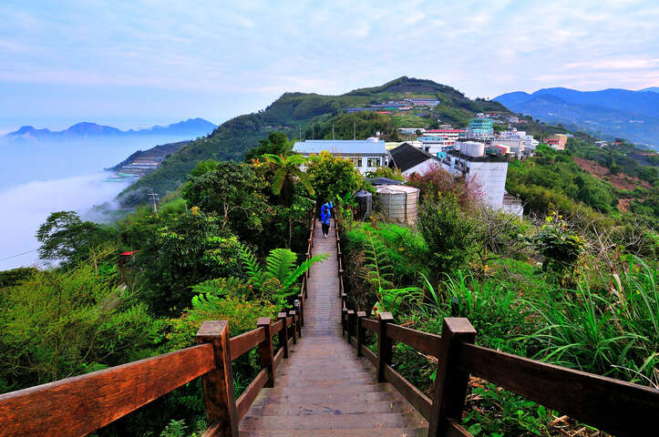 全程在稜線上的步道，塔塔加、玉山群峰也在視線範圍內