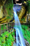 夏天的龍宮瀑布替遊客帶來陣陣沁涼