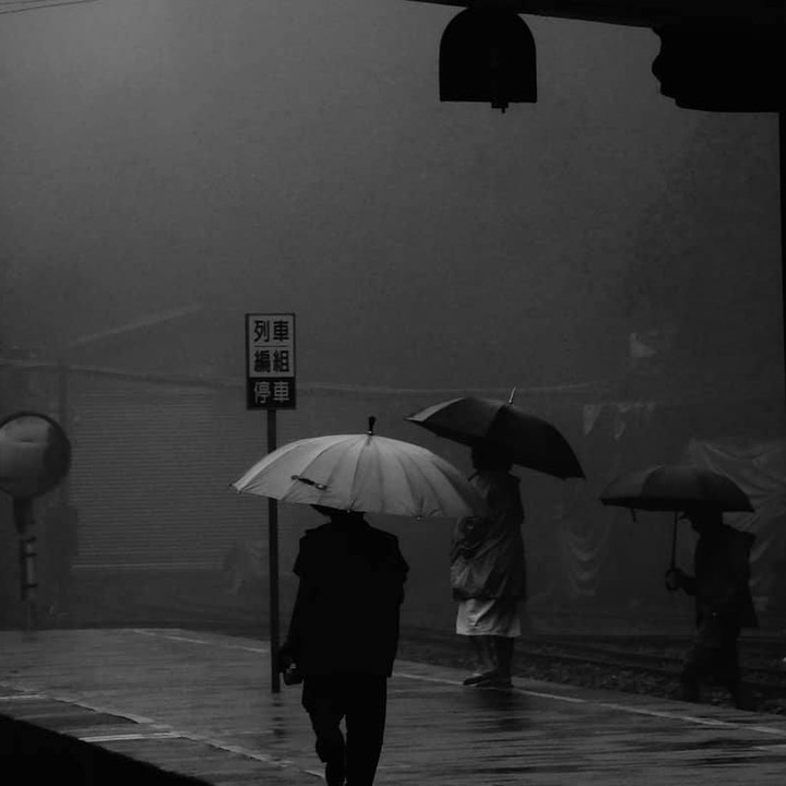忙碌生活，下雨也要撐著傘緩步向前#該是停下休息了 -⠀⠀⠀⠀⠀⠀⠀⠀⠀⠀⠀感謝 @jackpengphoto 分享的美照-⠀⠀⠀⠀...