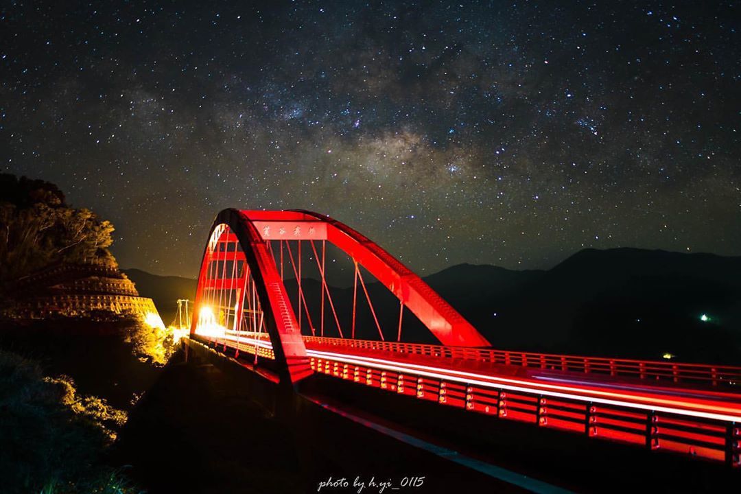 阿里山上唯一一座紅色的橋搭配著每天星斗看著看著，好像七夕搭起的鵲橋-⠀⠀⠀⠀⠀⠀⠀⠀⠀⠀⠀感謝 @h.yi_0115  分享的美照...