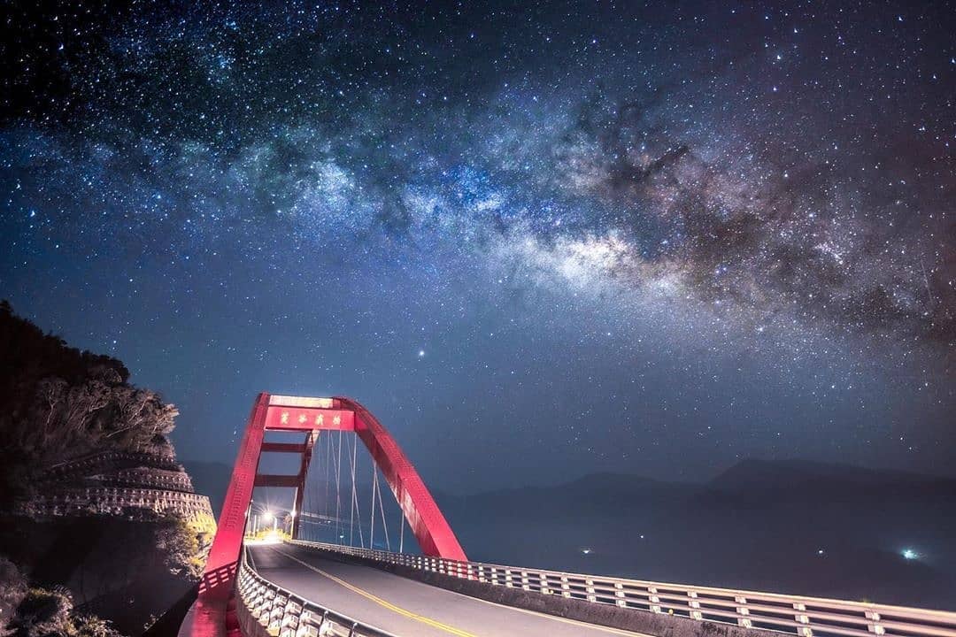 站在橋樑上望著夜空的橋樑-⠀⠀⠀⠀⠀⠀⠀⠀⠀⠀⠀感謝 @qwe0088516 分享的美照-⠀⠀⠀⠀⠀⠀⠀⠀⠀⠀⠀⠀ #travel...