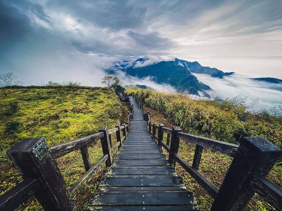 就這樣一直向前步入白雲壟罩的山的彼端☁⛰☁-⠀⠀⠀⠀⠀⠀⠀⠀⠀⠀⠀感謝 @yaozhou828  分享的美照-⠀⠀⠀⠀⠀⠀⠀⠀⠀⠀...